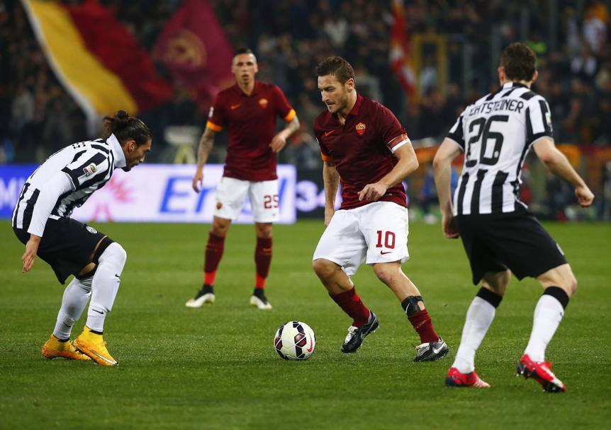 Roma-Juve 1-1: Totti parte titolare, ma fa fatica. Caceres lo contrasta. Action Images